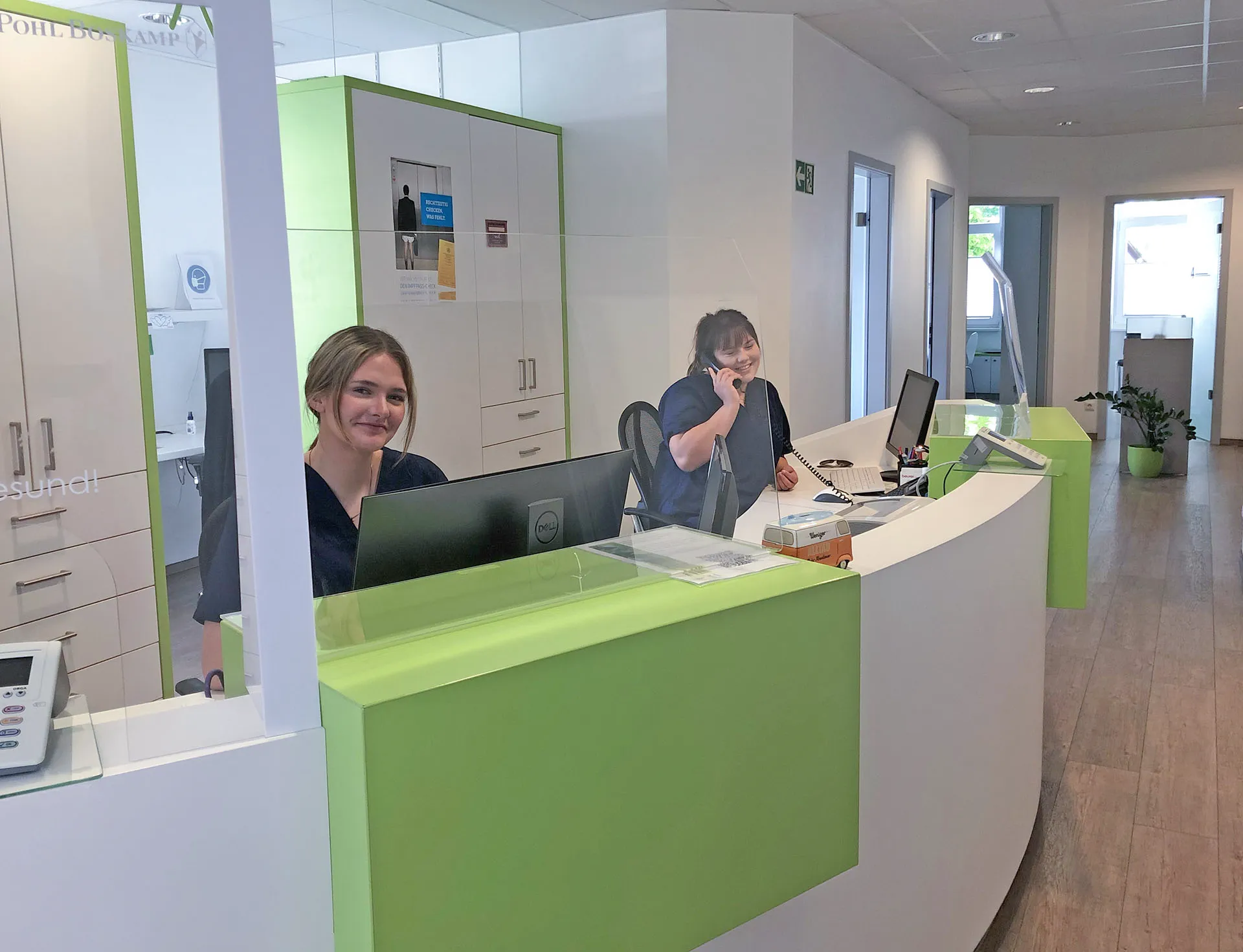 Praxis-Koblenzer-Strasse-Front-Desk Freundliche Mitarbeiterinnen am Empfang der Hausarztpraxis Koblenzer Straße in Wenden-Gerlingen