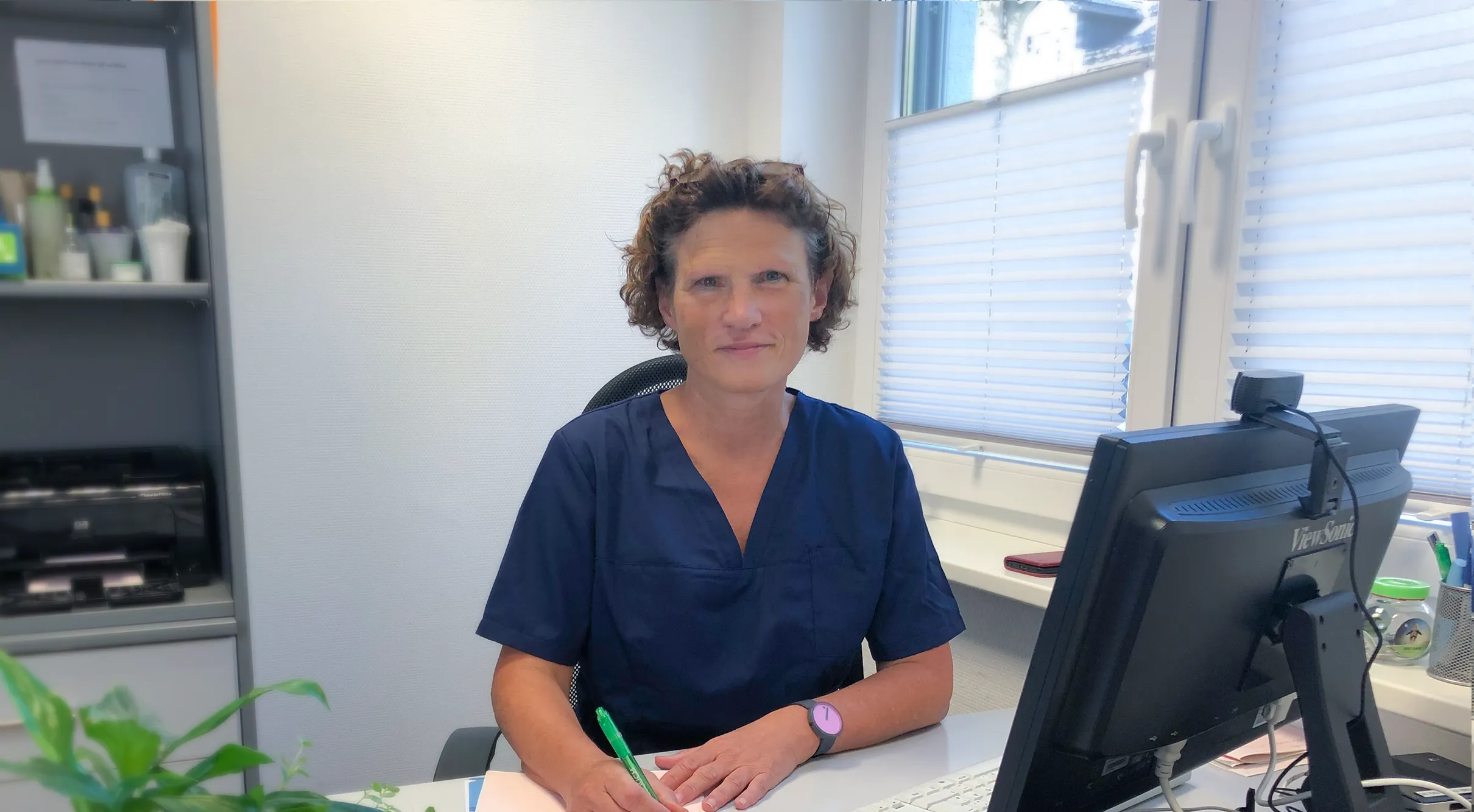 Praxis-Koblenzer-Kirsten-Hero Dr. med. Kirsten Worbes, Diabetologin in Wenden am Schreibtisch